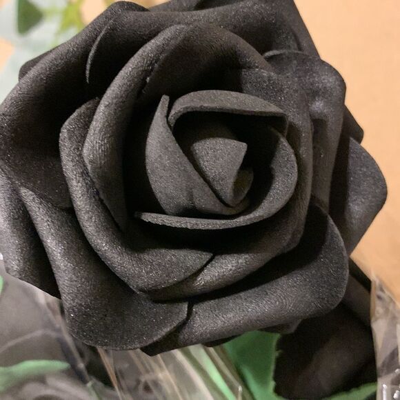 Two boxes of 25 black foam roses w/stems (total 50) - Picture 4 of 6